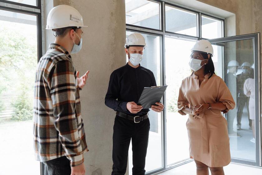 Arquitecto hablando con clientes